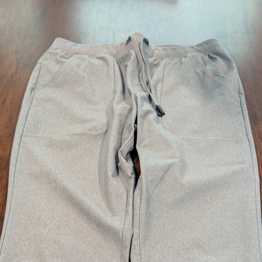 Preowned excellent condition VRST Limitless joggers, size medium